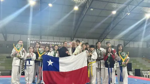 Delegación mulchenina brilla en Brasil con destacada participación en torneo internacional de karate