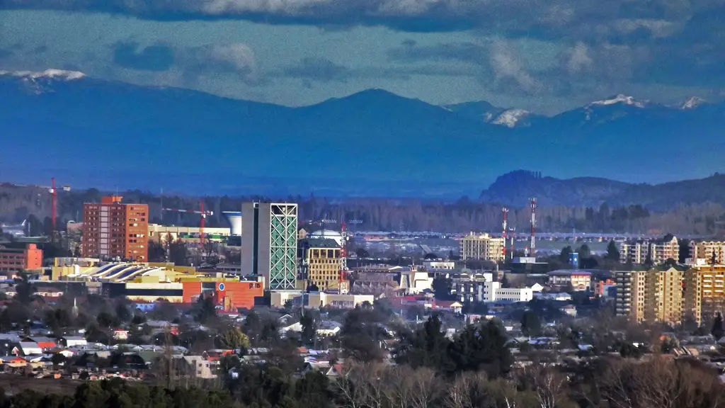 La presencia de centros urbanos altamente poblados obliga a los municipios a mantener una planta funcionaria amplia para atender las necesidades de sus comunidades. , Ignacio Villa