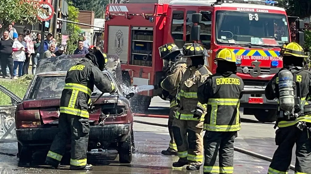 Vehículo se incendió y terminó calcinado en plena vía pública de Mulchén, Diario La Tribuna