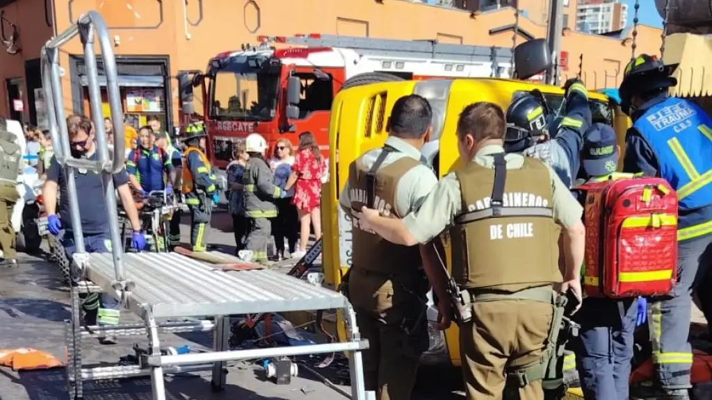 De acuerdo con Carabineros, los sujetos estaban siendo perseguidos luego de cometer robos con violencia en el sector, y en su intento de escapar, provocaron el fatal accidente., Cuerpo de Bomberos de Santiago @cbsantiago