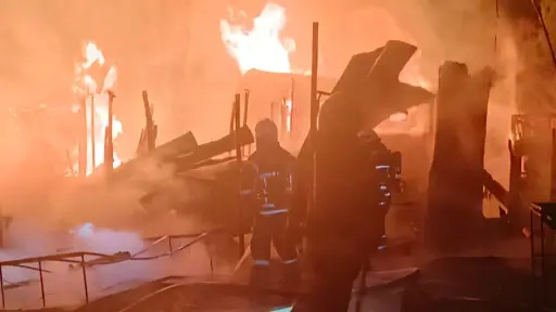 Incendio en Los Ángeles: dos cabañas quedaron completamente destruidas durante la madrugada