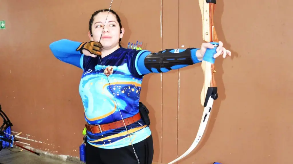 La joven arquera afina cada detalle para representar a Chile en el Polideportivo Santa Clara del Mar, sede del campeonato organizado por la Asociación Argentina de Tiro con Arco / La Tribuna