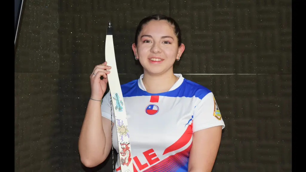 Mayra Martínez descubrió su pasión por el tiro con arco a los 15 años mientras cursaba estudios en el Liceo Santa María de Los Ángeles, motivada por un profesor, La Tribuna
