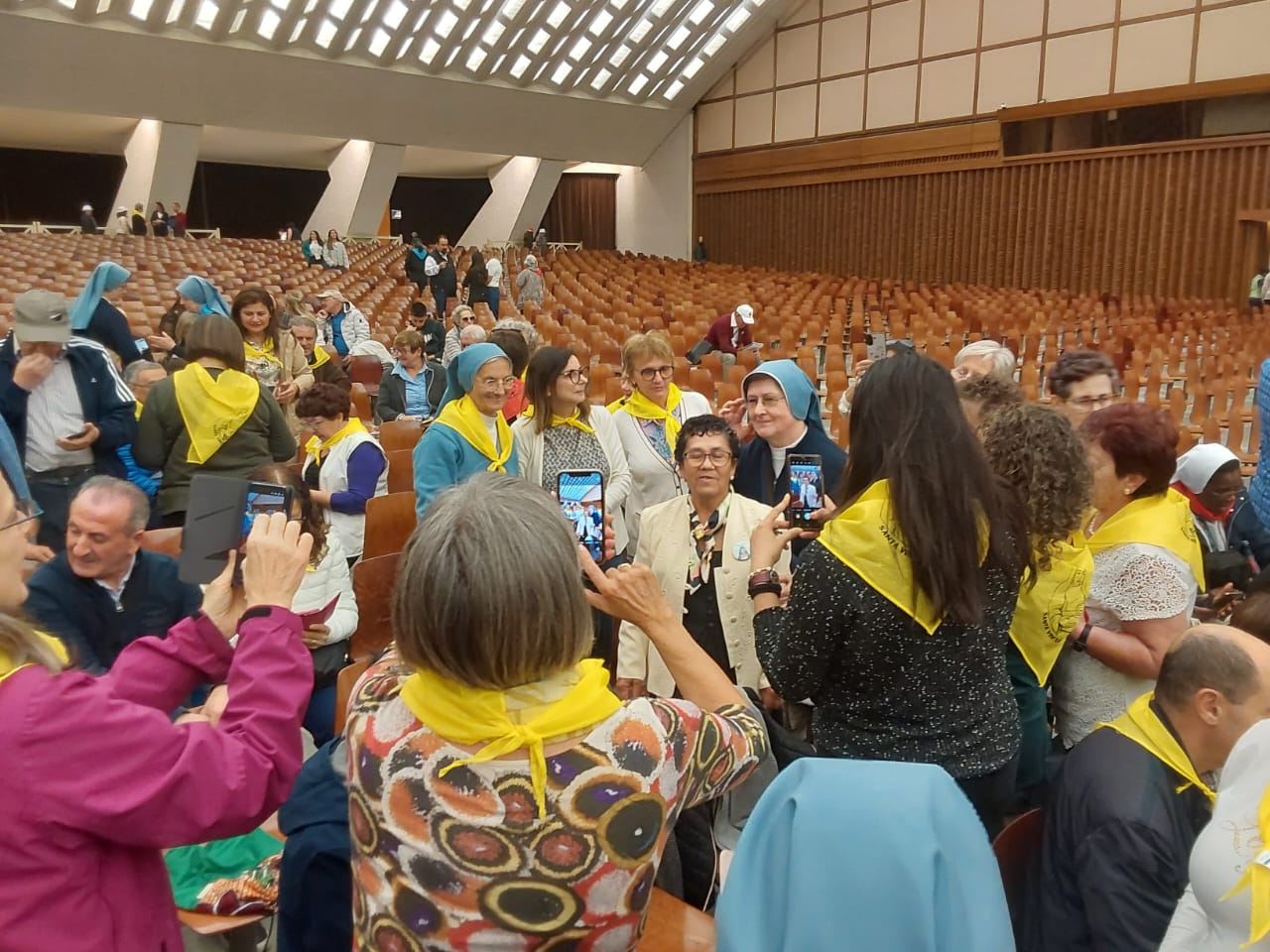 Audelia Parra, de 82 años, protagonista del milagro atribuido a la intercesión de Vicenta María Poloni, entregó su testimonio a las Hermanas de la Misericordia y a otros peregrinos de distintas partes del mundo durante los eventos de canonización en Roma. / Cedida