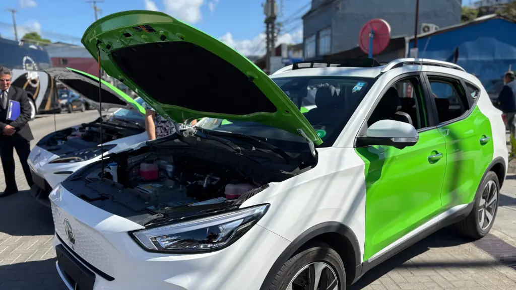 Entregan 3 autos nuevos por medio del programa Mi taxi Eléctrico en Laja, La Tribuna
