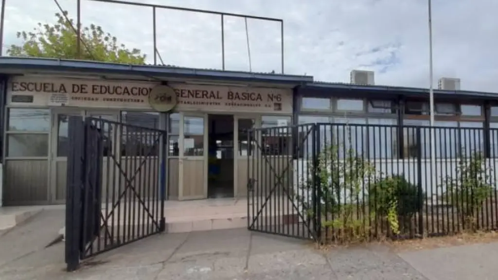 Escuela Manuel Blanco Encalada de Los Ángeles, La Tribuna