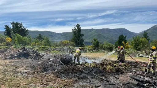Incendio de basural movilizó a Bomberos en Antuco: llaman a extremar medidas preventivas ante el viento puelche