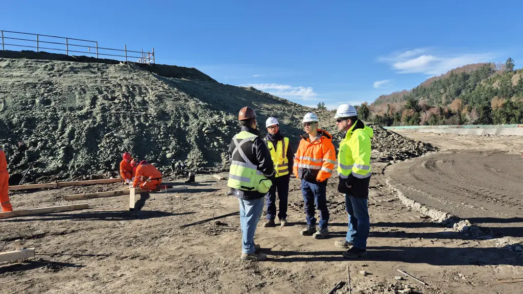 La central de capitales chinos es una de las principales apuestas de infraestructura energética del país y, además, se ha convertido en una fuente relevante en la generación de empleo y oportunidades para trabajadores locales y empresas proveedoras. / Rucalhue Energía SpA