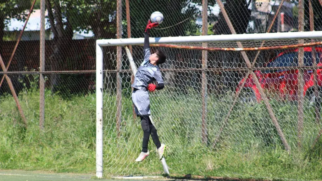 Maximiliano Flores se constituyó en una de las figuras del partido, atajando un decisivo penal / La Tribuna