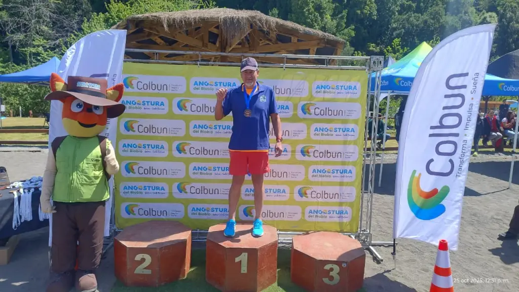 Validando su categoría, el experimentado nadador de 62 años, Jürgen Contreras se coronó por tercera vez consecutiva como el ganador de la competencia.