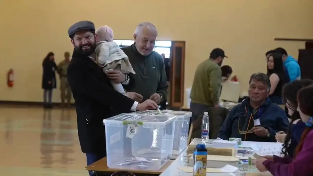 Presidente Boric llegó a votar junto a su hija Violeta en Punta Arenas., Redes sociales