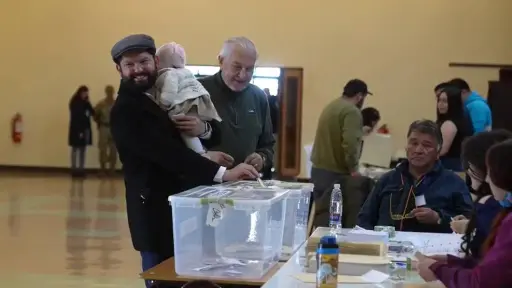 Presidente Boric vota en compañía de su hija Violeta en Punta Arenas: Invito a toda la ciudadanía a votar, no porque es obligatorio, sino porque es un deber cívico