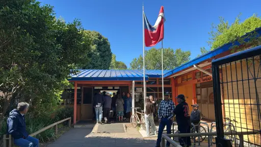 Liceo Municipal Santa Fe registra alta afluencia y pasillos colapsados durante proceso de votación