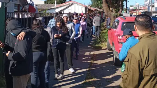 Ciudadanos esperan en largas filas en unidad policial de Los Ángeles por excusas electorales