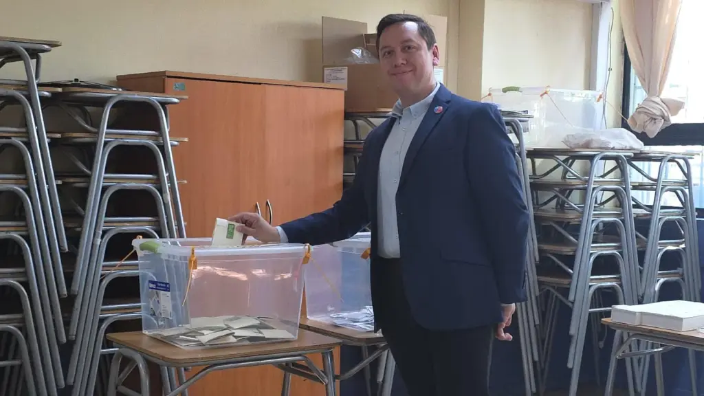 Delegado Presidencial Provincial ejerció su voto en horas de la mañana Liceo Comercial., Delegación Provincial