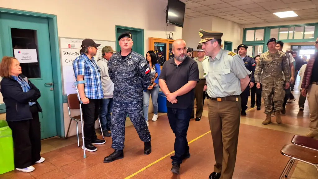 Autoridades regionales recorren el colegio Sagrados Corazones de #Hualpén y  verifica en terreno los servicios policiales dispuestos en los distintos locales de votación., Carabineros de Chile