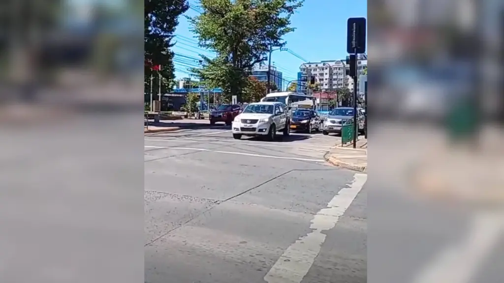 Falla en semáforo genera demoras en concurrido cruce del centro de Los Ángeles