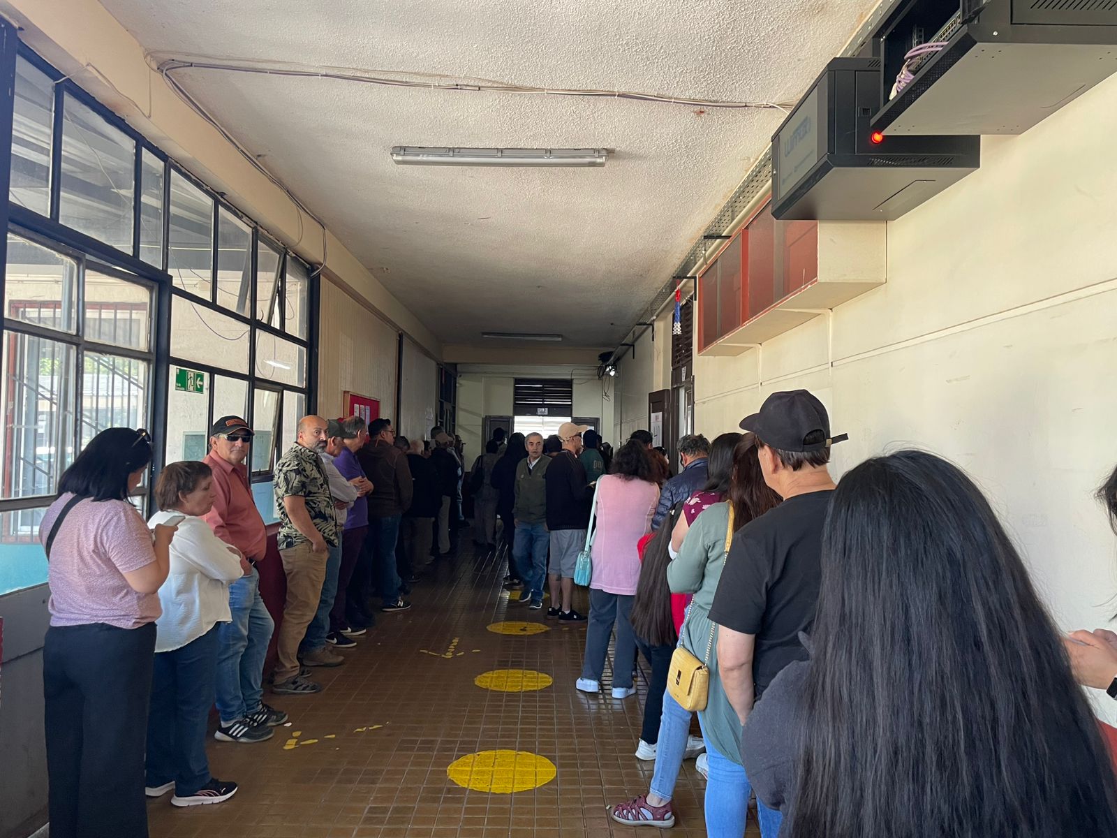 Largas filas de votantes se registran a esta hora en el centro de votación. / Diario La Tribuna