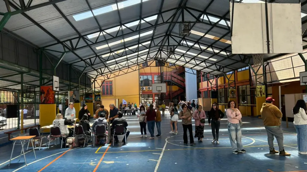 Siete colegios de Los Ángeles recuperan energía tras mañana con retrasos en transmisión de datos electorales