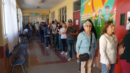 GALERÍA: Reportan tránsito fluido y un alto número de votantes en local Nieves Vásquez en Los Ángeles