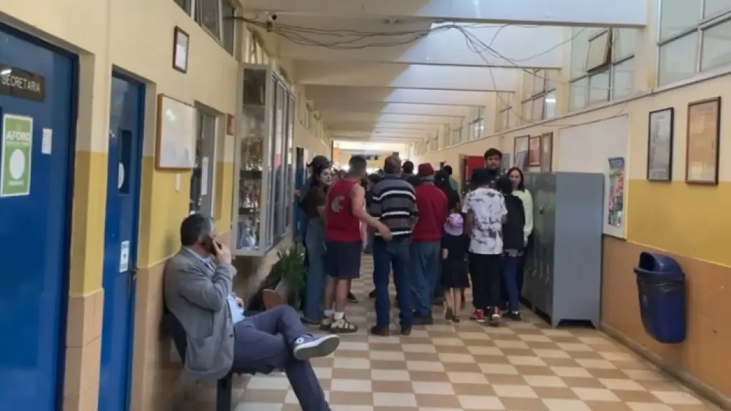 Jornada electoral en el Liceo Nuevo Mundo de Mulchén., La Tribuna