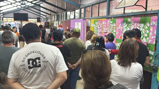 Reportan filas extendidas en mesas de votación de Liceo La Frontera de Negrete