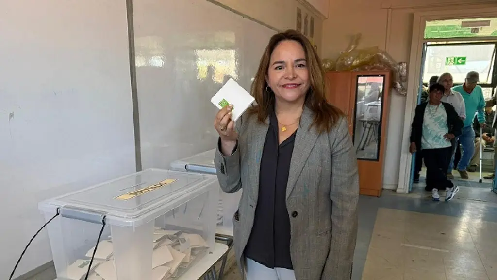 Diputada Joanna Pérez votando en Lota, Cedida