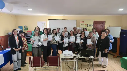 Programa Quiero Mi Barrio potencia la creatividad local con taller de vitrofusión en Villa Génesis