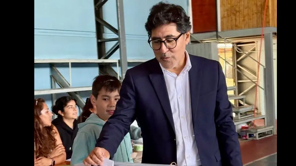 Electo diputado Patricio Pinilla votando en Los Ángeles, Cedida