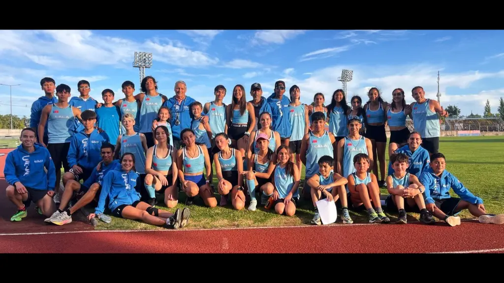 Raúl Guarda posa junto a los jóvenes atletas del CALA, quienes formarán parte de una nueva jornada de esfuerzo, velocidad y compañerismo, La Tribuna