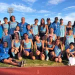 Raúl Guarda posa junto a los jóvenes atletas del CALA, quienes formarán parte de una nueva jornada de esfuerzo, velocidad y compañerismo, La Tribuna