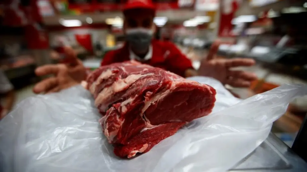 Las regiones de Los Lagos y Los Ríos concentran el 50% de la producción nacional de carne bovina, por lo que la paralización ha afectado especialmente a sus territorios. 