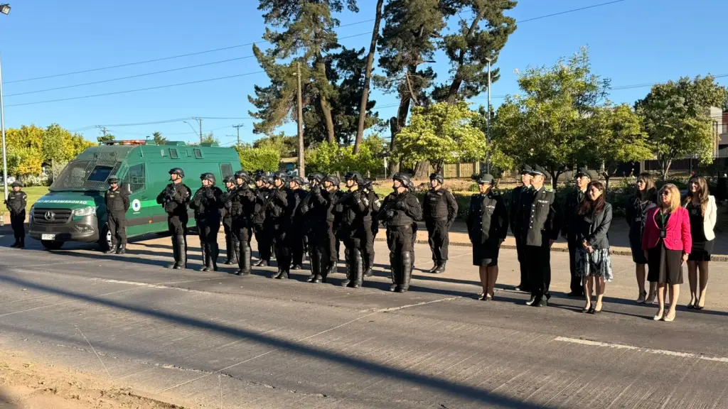 Izamiento del pabellón patrio e institucional por parte de Gendarmería en honor a sus mártires., Gendarmería