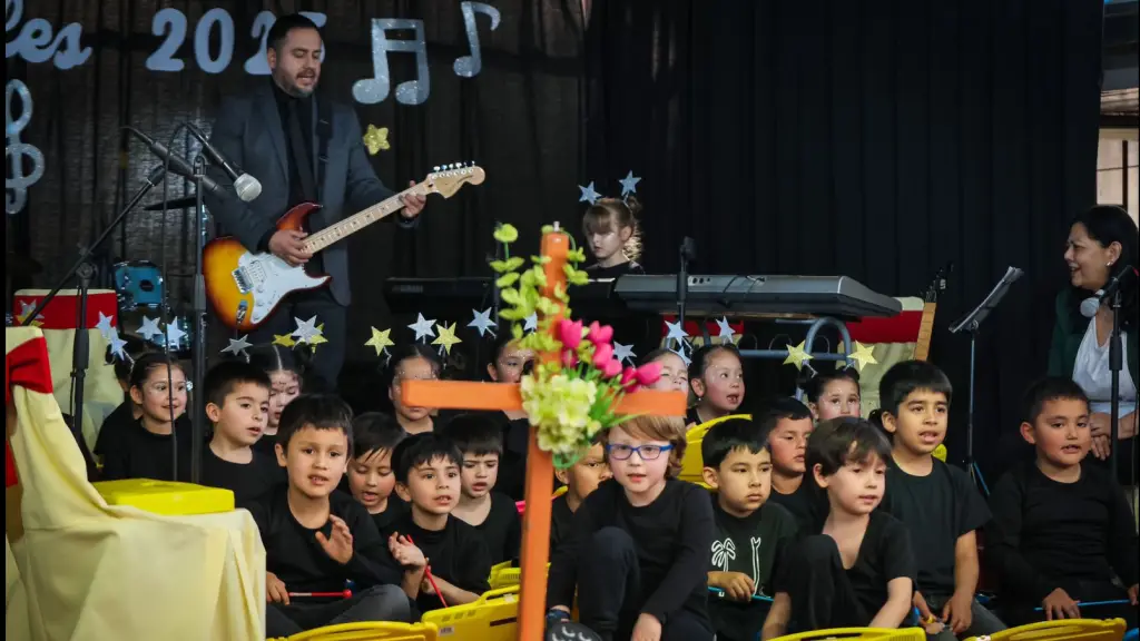 Alumnos de Laja junto a su profesor Nadab Sandoval Iturra, cedida