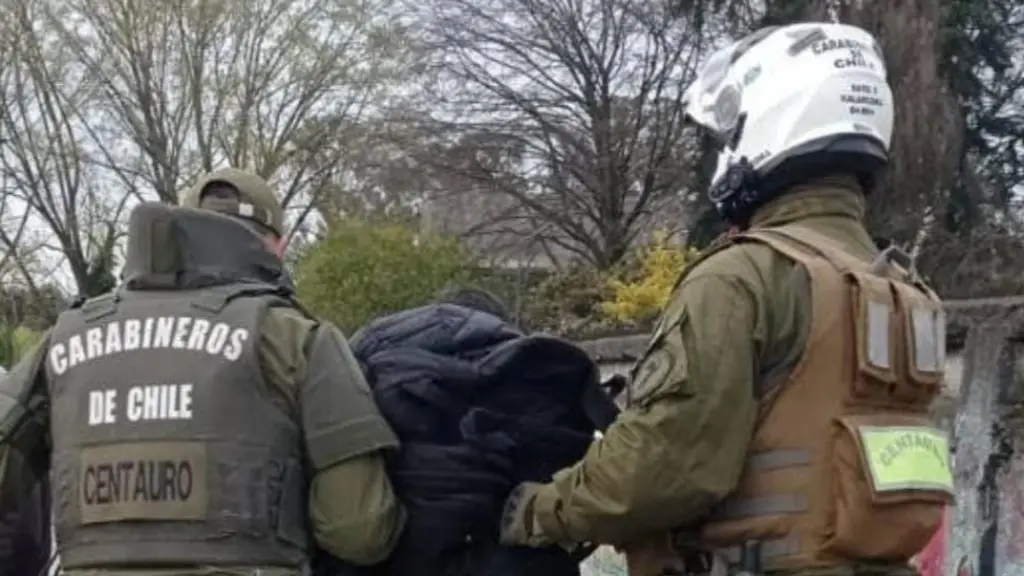 Hombre detenido por Carabineros, Contexto