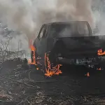 Dos camiones y una máquina Bell fueron quemados; una camioneta resultó dañada