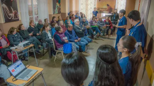 Capacitan a personas mayores en materia de alfabetización digital en Los Ángeles