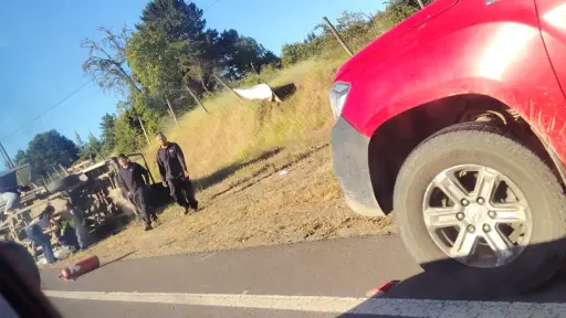 Laja: Un lesionado deja volcamiento de camioneta