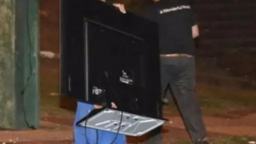 Hombre fue sorprendido cargando un televisor robado en plena vía pública de Mulchén