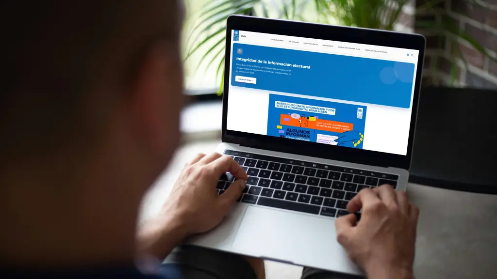 El PNUD lanzó la campaña Infórmate con responsabilidad, participa con integridad estructurada en tres pilares: corresponsabilidad informativa, prevención de la violencia hacia las mujeres y fortalecimiento del rol del Servel como fuente oficial, La Tribuna