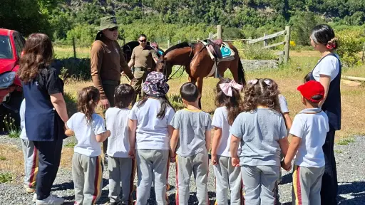 Niños y niñas del Colegio Altazor visitan dependencias de la Tenencia de Antuco 
