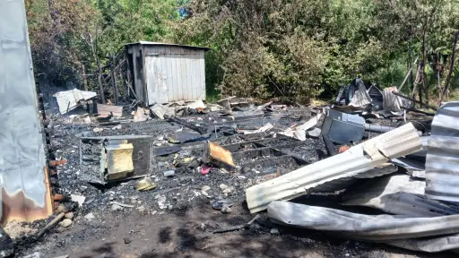 Destrucción total de vivienda por incendio en Los Ángeles