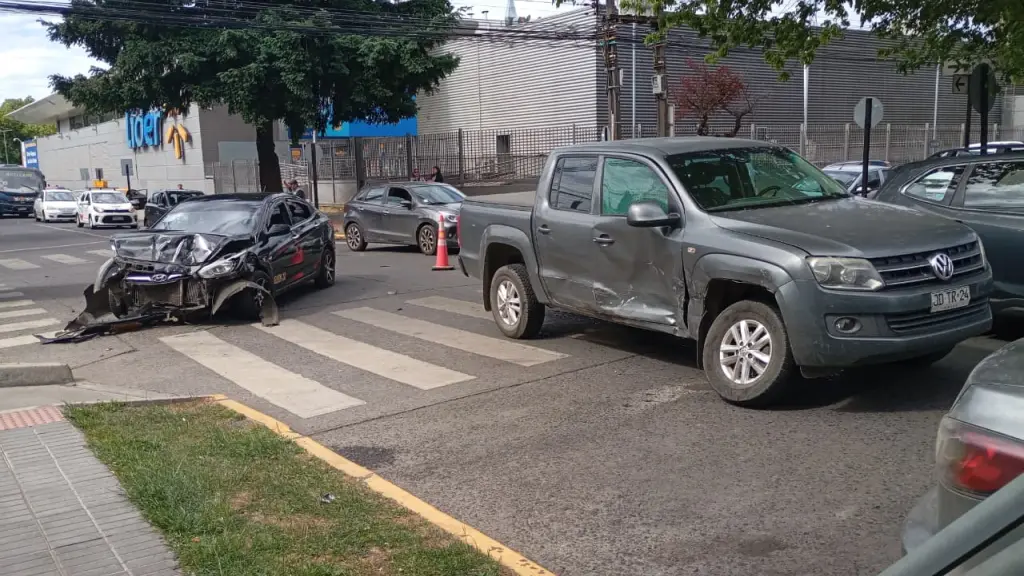 Fuerte colisión en pleno centro de Los Ángeles deja al menos dos lesionados, Diario La Tribuna