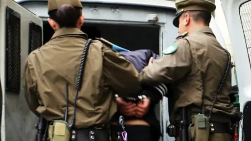 Angelino rompió el teléfono de su pareja y la arrastró por el piso tras una discusión