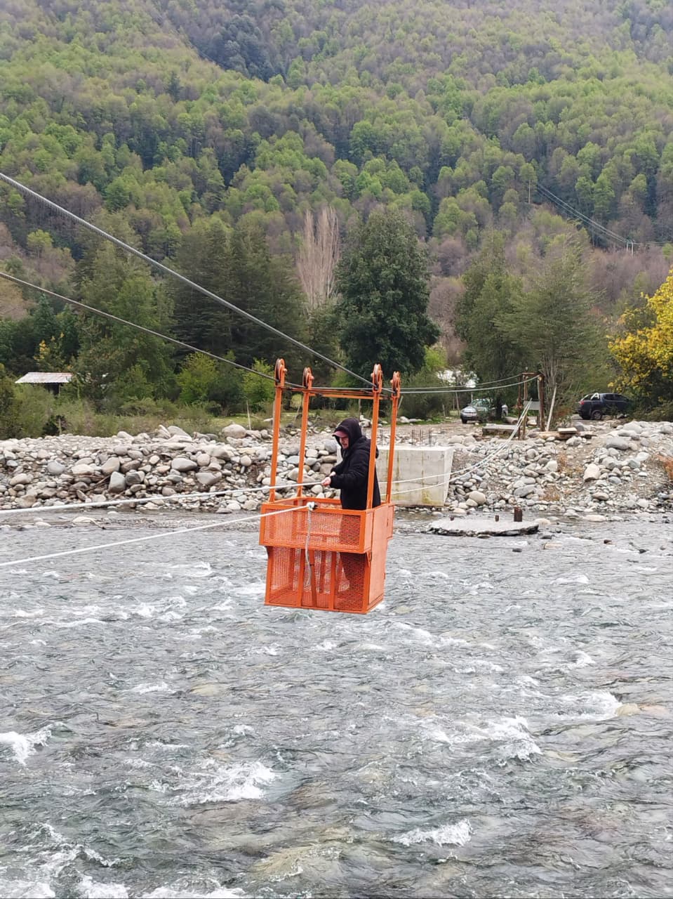 El carrito artesanal funciona mediante tracción manual y solo permite el cruce de hasta dos personas por viaje, sin medidas de seguridad adecuadas. / Cedida