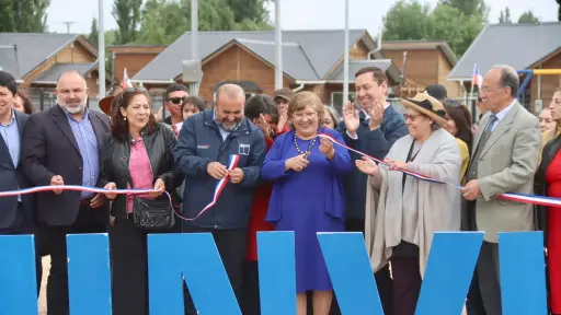 Tras años de espera familias de Los Ángeles reciben las llaves de su nuevo hogar 