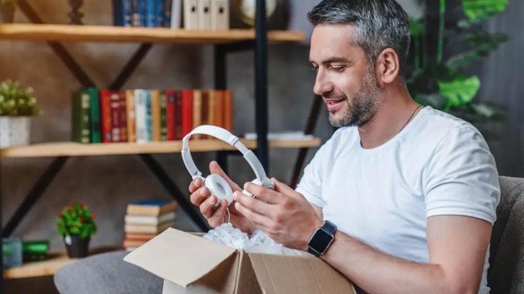 Planificar con anticipación creando una lista detallada de artículos que has estado considerando durante un tiempo te protegerá de las compras impulsivas que suelen ocurrir durante eventos de descuentos masivos. / Shutterstock