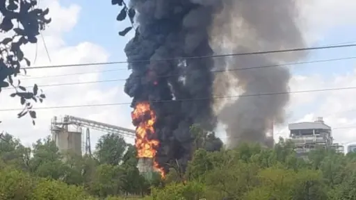Fuego arrasa con planta Orafti en Ñuble: bomberos de cinco comunas combaten violento incendio industrial