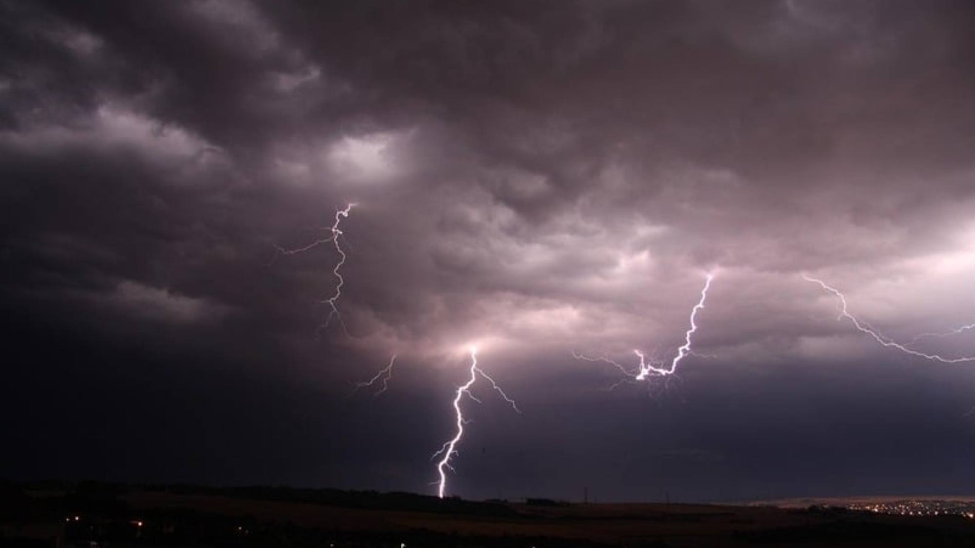 Tormentas eléctricas afectarán al Biobío este viernes: autoridades llaman a extremar precauciones
