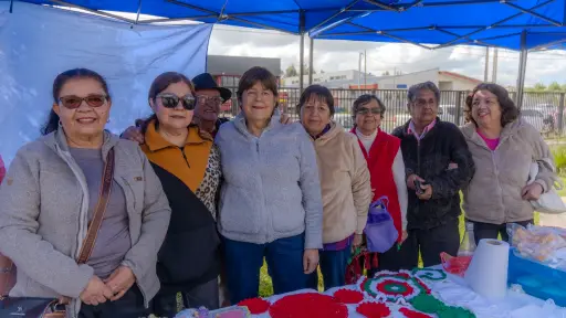 Personas mayores de Los Ángeles exhibieron sus talentos en tercera feria de emprendedores
